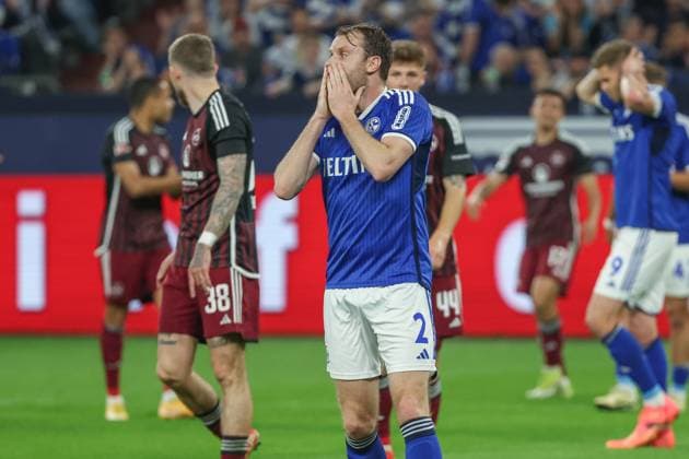 2. Bundesliga - FC Schalke 04 - 1. FC Nürnberg am 13.04.2024 in der Veltins-Arena auf Schalke Thomas Ouwejan (Schalke 2) unzufrieden, enttäuscht, enttaeuscht, niedergeschlagen.