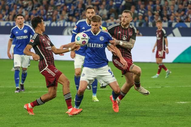 2. Bundesliga - FC Schalke 04 - 1. FC Nürnberg am 13.04.2024 in der Veltins-Arena auf Schalke Simon Terodde (Schalke 9) gegen Nathaniel Brown (Nuernberg 27) und Jannes Horn (Nuernberg 38)