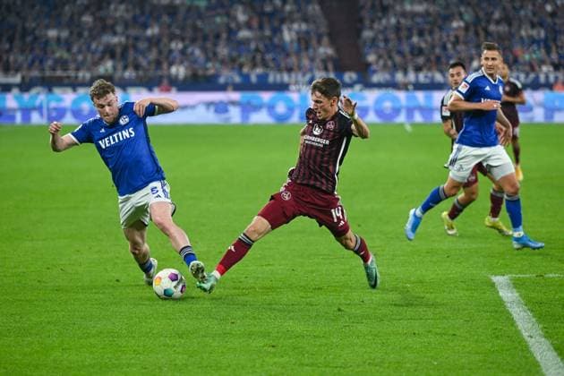 13.04.2024, Fussball, 2. Bundesliga, 29. Spieltag Saison 2023 2024, FC Schalke 04 - 1. FC Nuernberg, Derry Murkin (FC Schalke 04), Benjamin Goller (1. FC Nürnberg) xRHR-FOTO TKx