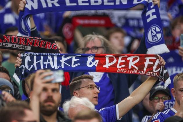 13.04.2024, Fussball, 2. Bundesliga, 29. Spieltag, Saison 2023 2024, FC Schalke 04 - 1. FC Nuernberg, Fans halten Freundschaftsschal hoch. Gelsenkirchen Veltins Arena NRW Deutschland xRHR-FOTO TRx