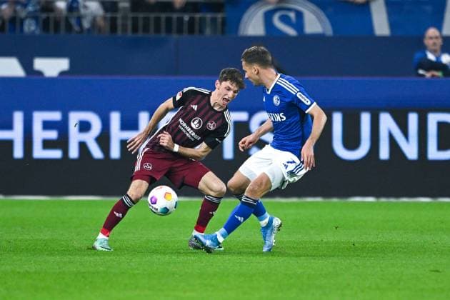 13.04.2024, Fussball, 2. Bundesliga, 29. Spieltag Saison 2023 2024, FC Schalke 04 - 1. FC Nuernberg, Benjamin Goller (1. FC Nürnberg), Paul Seguin (FC Schalke 04) xRHR-FOTO TKx