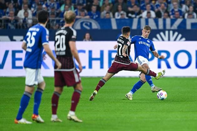 13.04.2024, Fussball, 2. Bundesliga, 29. Spieltag Saison 2023 2024, FC Schalke 04 - 1. FC Nuernberg, Jens Castrop (1. FC Nürnberg), Keke Topp (FC Schalke 04) xRHR-FOTO TKx