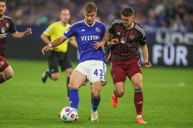 13.04.2024, Fussball, 2. Bundesliga, 29. Spieltag, Saison 2023 2024, FC Schalke 04 - 1. FC Nuernberg, v. l. Keke Topp (FC Schalke 04), Florian Flick (1. FC Nürnberg) Gelsenkirchen Veltins Arena NRW Deutschland xRHR-FOTO TRx