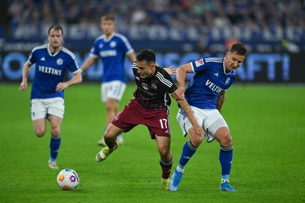 13.04.2024, Fussball, 2. Bundesliga, 29. Spieltag Saison 2023 2024, FC Schalke 04 - 1. FC Nuernberg, Jens Castrop (1. FC Nürnberg), Paul Seguin (FC Schalke 04) xRHR-FOTO TKx