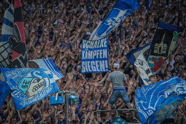 Sport Bilder des Tages Fußball: 2. Bundesliga 2023 2024, 29. Spieltag, FC Schalke 04 - 1. FC Nürnberg - Veltins Arena, Gelsenkirchen: Fans, Ultras, Anfeuern, Motivation Gelsenkirchen Veltins-Arena Deutschland