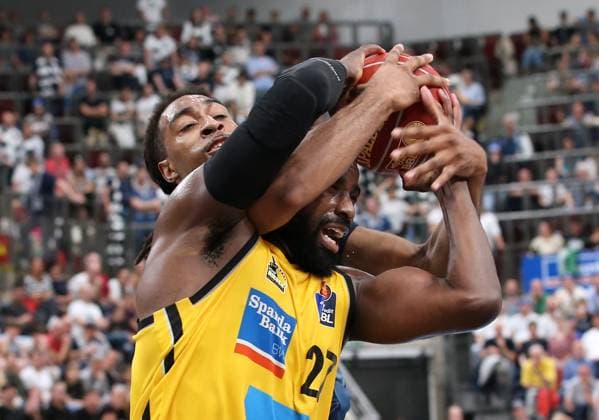 Sport Themen der Woche KW15 Sport Bilder des Tages 13.04.2024, Deutschland, Ludwigsburg, easyCredit Basketball Bundesliga, MHP Riesen Ludwigsburg vs. MLP Academics Heidelberg, v.l. Isaiah Whaley (MLP), Eddy Edigin (MHP) *** 13 04 2024, Germany, Ludwigsburg, easyCredit Basketball Bundesliga, MHP Riesen Ludwigsburg vs MLP Academics Heidelberg, f l Isaiah Whaley MLP , Eddy Edigin MHP