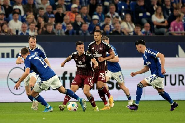 Paul Seguin (FC Schalke 04) und Jens Castrop (1.FC Nürnberg) beim Spiel der 2. BL (Saison 2023 24) FC Schalke 04 - 1. FC Nürnberg. Copyright: Thomas Pakusch