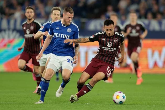 Tomas Kalas (FC Schalke 04) und Jens Castrop (1.FC Nürnberg) beim Spiel der 2. BL (Saison 2023 24) FC Schalke 04 - 1. FC Nürnberg. Copyright: Thomas Pakusch