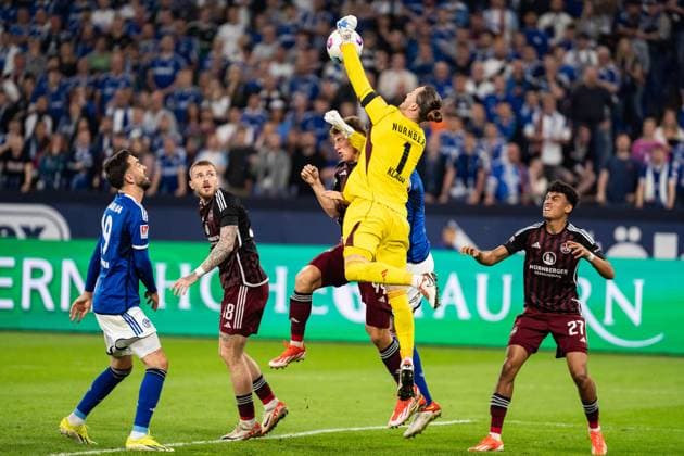 GER, 2. FBL, FC Schalke 04 vs 1.FC Nürnberg Nuernberg 13.04.2024, Veltins-Arena, Gelsenkirchen, GER, 2. FBL, FC Schalke 04 vs 1.FC Nürnberg Nuernberg Im Bild: Parade von Carl Klaus (1.FC Nürnberg Nuernberg, 1) faustet den Ball weg