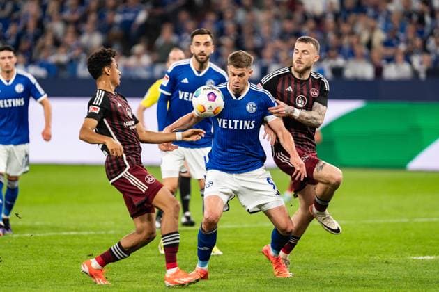 GER, 2. FBL, FC Schalke 04 vs 1.FC Nürnberg Nuernberg 13.04.2024, Veltins-Arena, Gelsenkirchen, GER, 2. FBL, FC Schalke 04 vs 1.FC Nürnberg Nuernberg Im Bild: Zweikampf zwischen Simon Terodde (FC Schalke 04, 9) Nathaniel Brown (1.FC Nürnberg Nuernberg, 27) Jannes Horn (1.FC Nürnberg Nuernberg, 38)