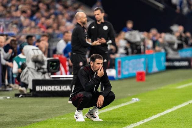 GER, 2. FBL, FC Schalke 04 vs 1.FC Nürnberg Nuernberg 13.04.2024, Veltins-Arena, Gelsenkirchen, GER, 2. FBL, FC Schalke 04 vs 1.FC Nürnberg Nuernberg Im Bild: Cristian FiÃ l Fiel (Chef-Trainier Head-Coach 1.FC Nürnberg Nuernberg) sitzt in der Hocke Gestik, Mimik, Emotionen in der Cochingzone am Spielfeldrand,
