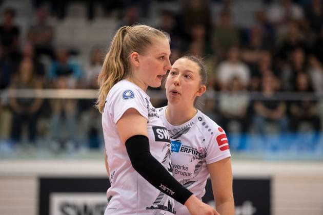 2. Bundesliga Frauen Pro: Schwarz-Weiss Erfurt vs. DSHS SnowTrex Köln; 13.04.2024 Sina Stöckmann ( 8; Schwarz-Weiss Erfurt) (links) und Isabella Noble ( 5; Schwarz-Weiss Erfurt) (rechts) 2. Bundesliga Frauen Pro: Schwarz-Weiss Erfurt vs. DSHS SnowTrex Köln; Riethsporthalle Erfurt; 13.04.2024 Copyright: xBEAUTIFULxSPORTS Duehringx