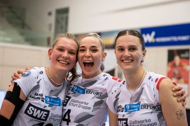2. Bundesliga Frauen Pro: Schwarz-Weiss Erfurt vs. DSHS SnowTrex Köln; 13.04.2024 von links Pia Mohr ( 10; Schwarz-Weiss Erfurt), Silvie Pavlová ( 4; Schwarz-Weiss Erfurt) und Lara Alyssa Darowski ( 13; Schwarz-Weiss Erfurt) 2. Bundesliga Frauen Pro: Schwarz-Weiss Erfurt vs. DSHS SnowTrex Köln; Riethsporthalle Erfurt; 13.04.2024 Copyright: xBEAUTIFULxSPORTS Duehringx