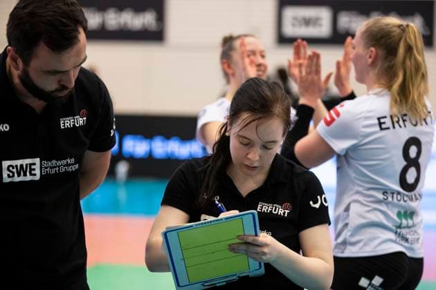 2. Bundesliga Frauen Pro: Schwarz-Weiss Erfurt vs. DSHS SnowTrex Köln; 13.04.2024 Mateusz Zarczynski (Trainer; Schwarz-Weiss Erfurt) und Rebekka Schneider (Co-Trainer; Schwarz-Weiss Erfurt) 2. Bundesliga Frauen Pro: Schwarz-Weiss Erfurt vs. DSHS SnowTrex Köln; Riethsporthalle Erfurt; 13.04.2024 Copyright: xBEAUTIFULxSPORTS Duehringx