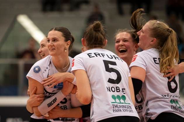 2. Bundesliga Frauen Pro: Schwarz-Weiss Erfurt vs. DSHS SnowTrex Köln; 13.04.2024 Jubel, (von links) Mia Anna Stauß ( 11; Schwarz-Weiss Erfurt), Lara Alyssa Darowski ( 13; Schwarz-Weiss Erfurt), Isabella Noble ( 5; Schwarz-Weiss Erfurt, Pia Mohr ( 10; Schwarz-Weiss Erfurt) und Sina Stöckmann ( 8; Schwarz-Weiss Erfurt) 2. Bundesliga Frauen Pro: Schwarz-Weiss Erfurt vs. DSHS SnowTrex Köln; Riethsporthalle Erfurt; 13.04.2024 Copyright: xBEAUTIFULxSPORTS Duehringx