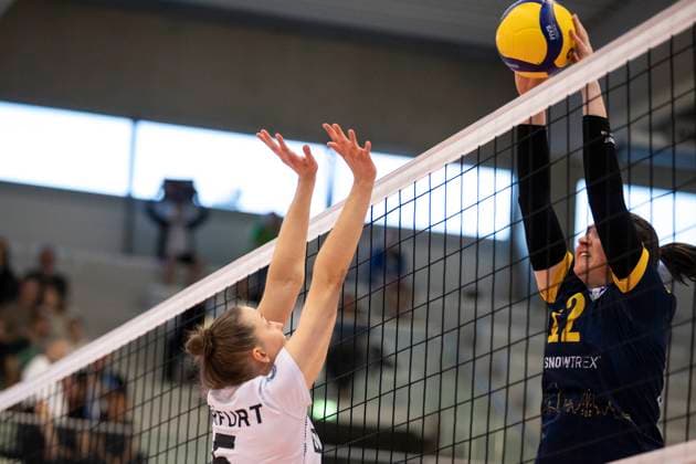 2. Bundesliga Frauen Pro: Schwarz-Weiss Erfurt vs. DSHS SnowTrex Köln; 13.04.2024 Isabella Noble ( 5; Schwarz-Weiss Erfurt) gegen Franziska Kalde ( 12; DSHS SnowTrex Köln) 2. Bundesliga Frauen Pro: Schwarz-Weiss Erfurt vs. DSHS SnowTrex Köln; Riethsporthalle Erfurt; 13.04.2024 Copyright: xBEAUTIFULxSPORTS Duehringx