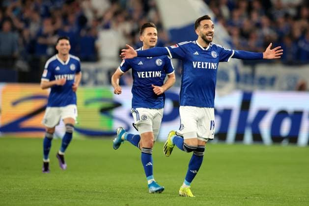 Die Spieler vom FC Schalke 04 freuen sich über das Tor zum 1:0 durch Kenan Karaman (FC Schalke 04) beim Spiel der 2. BL (Saison 2023 24) FC Schalke 04 - 1. FC Nürnberg. Copyright: Thomas Pakusch