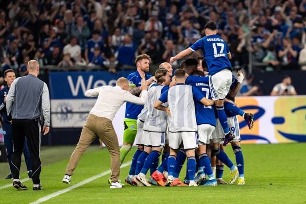 GER, 2. FBL, FC Schalke 04 vs 1.FC Nürnberg Nuernberg 13.04.2024, Veltins-Arena, Gelsenkirchen, GER, 2. FBL, FC Schalke 04 vs 1.FC Nürnberg Nuernberg Im Bild: Torjubel Jubel ueber das Tor zum 1:0 durch Kenan Karaman (FC Schalke 04, 19) Karel Geraerts (Chef-Trainer, FC Schalke 04) Paul Seguin (FC Schalke 04, 7) Yusuf KabadayÄ± (FC Schalke 04, 17)