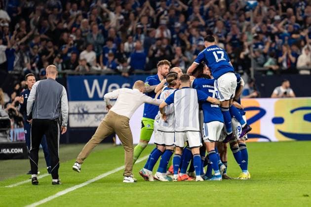 GER, 2. FBL, FC Schalke 04 vs 1.FC Nürnberg Nuernberg 13.04.2024, Veltins-Arena, Gelsenkirchen, GER, 2. FBL, FC Schalke 04 vs 1.FC Nürnberg Nuernberg Im Bild: Torjubel Jubel ueber das Tor zum 1:0 durch Kenan Karaman (FC Schalke 04, 19) Karel Geraerts (Chef-Trainer, FC Schalke 04) Paul Seguin (FC Schalke 04, 7) Yusuf KabadayÄ± (FC Schalke 04, 17)