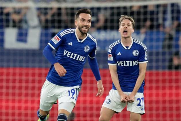 Die Spieler vom FC Schalke 04 freuen sich über das Tor zum 1:0 durch Kenan Karaman (FC Schalke 04) beim Spiel der 2. BL (Saison 2023 24) FC Schalke 04 - 1. FC Nürnberg. Copyright: Thomas Pakusch