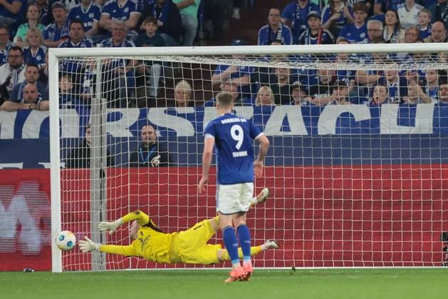 Das Tor zum 1:0 durch Kenan Karaman (FC Schalke 04) beim Spiel der 2. BL (Saison 2023 24) FC Schalke 04 - 1. FC Nürnberg. Copyright: Thomas Pakusch