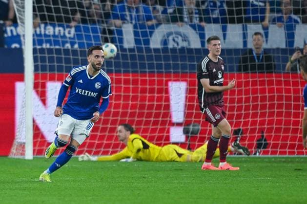 13.04.2024, Fussball, 2. Bundesliga, 29. Spieltag Saison 2023 2024, FC Schalke 04 - 1. FC Nuernberg, Kenan Karaman (FC Schalke 04) freut sich über das Tor zum 1:0. xRHR-FOTO TKx