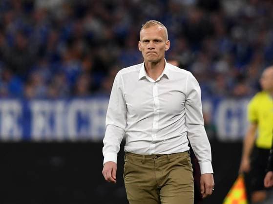 13.04.2024, Gelsenkirchen, Germany, VELTINS-Arena, FC Schalke 04 vs 1. FC Nuernberg - 2. Bundesliga, Trainer Karel Geraerts (FC Schalke 04) schaut (Foto Ralf Treese) DFB DFL REGULATIONS PROHIBIT ANY USE OF PHOTOGRAPHS AS IMAGE SEQUENCES AND OR QUASI-VIDEO. Gelsenkirchen VELTINS-Arena North Rhine-Westphalia Germany