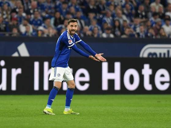 13.04.2024, Gelsenkirchen, Germany, VELTINS-Arena, FC Schalke 04 vs 1. FC Nuernberg - 2. Bundesliga, Kenan Karaman (FC Schalke 04) gestikuliert, gestik (Foto Ralf Treese) DFB DFL REGULATIONS PROHIBIT ANY USE OF PHOTOGRAPHS AS IMAGE SEQUENCES AND OR QUASI-VIDEO. Gelsenkirchen VELTINS-Arena North Rhine-Westphalia Germany