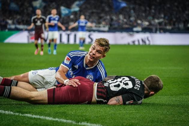 Fußball: 2. Bundesliga 2023 2024, 29. Spieltag, FC Schalke 04 - 1. FC Nürnberg - Veltins Arena, Gelsenkirchen: Schalkes Keke Topp mit Nürnbergs Jannes Horn am Boden Gelsenkirchen Veltins-Arena Deutschland
