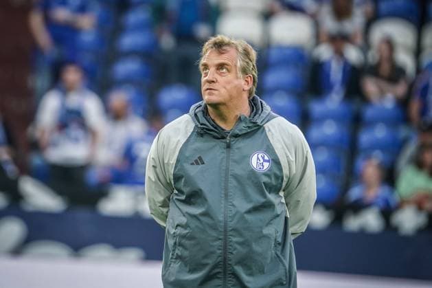 Fußball: 2. Bundesliga 2023 2024, 29. Spieltag, FC Schalke 04 - 1. FC Nürnberg - Veltins Arena, Gelsenkirchen: Co-Trainer Michael Büskens Gelsenkirchen Veltins-Arena Deutschland