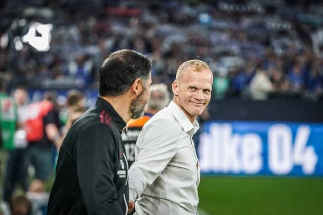 Fußball: 2. Bundesliga 2023 2024, 29. Spieltag, FC Schalke 04 - 1. FC Nürnberg - Veltins Arena, Gelsenkirchen: Schalkes Trainer Karel Geraerts mit Nürnbergs Trainer Cristian Fiel Gelsenkirchen Veltins-Arena Deutschland