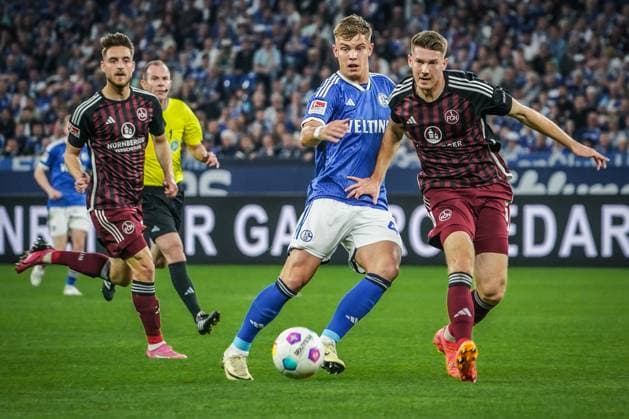 Fußball: 2. Bundesliga 2023 2024, 29. Spieltag, FC Schalke 04 - 1. FC Nürnberg - Veltins Arena, Gelsenkirchen: Aktion zwischen Schalkes Keke Topp und Nürnbergs Florian Flick Gelsenkirchen Veltins-Arena Deutschland