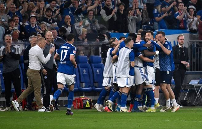Jubel 1:0 Torschütze Kenan Karaman (FC Schalke 04), 2. v.re., wird gefeiert, links Karel Geraerts (Cheftrainer FC Schalke 04) 13.04.2024, Fussball Saison 2023 2024, 2. Bundesliga, 29. Spieltag, FC Schalke 04 - 1. FC Nürnberg Gelsenkirchen Veltins Arena Nordrhein Westfalen Deutschland