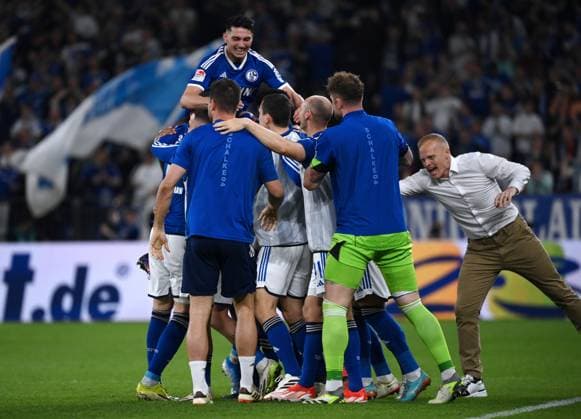 Jubel 1:0 Kenan Karaman (FC Schalke 04) wird gefeiert, oben Yusuf Kabadayi (FC Schalke 04), rechts jubelt Karel Geraerts (Cheftrainer FC Schalke 04) 13.04.2024, Fussball Saison 2023 2024, 2. Bundesliga, 29. Spieltag, FC Schalke 04 - 1. FC Nürnberg Gelsenkirchen Veltins Arena Nordrhein Westfalen Deutschland