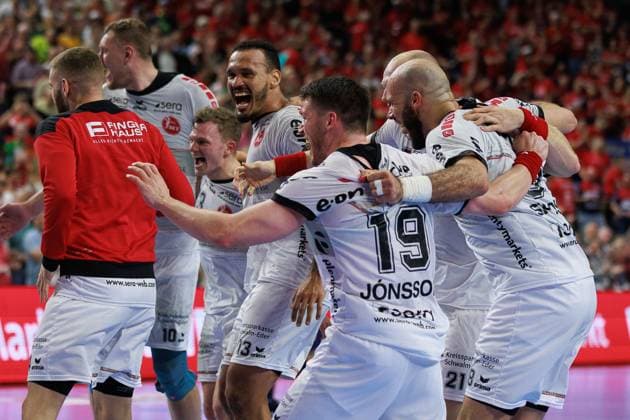 Sport Themen der Woche KW15 Sport Bilder des Tages Das Team der Melsungen feiert nach dem Spiel, Jubel, Emotion, Freude, Begeisterung, Finaleinzug SG Flensburg-Handewitt (SGF) vs. MT Melsungen (MTM), Handball, DHB Pokal Maenner, Halbfinale, REWE Final4, Spielzeit 2023 2024, 13.04.2024 SG Flensburg-Handewitt (SGF) vs. MT Melsungen (MTM), Handball, DHB Pokal Maenner, Halbfinale, REWE Final4, Spielzeit 2023 2024, 13.04.2024 Koeln *** The Melsungen team celebrates after the game, jubilation, emotion, joy, enthusiasm, final SG Flensburg Handewitt SGF vs MT Melsungen MTM , handball, DHB Pokal Maenner, semi-final, REWE Final4, season 2023 2024, 13 04 2024 SG Flensburg Handewitt SGF vs MT Melsungen MTM , handball, DHB Pokal Maenner, semi-final, REWE Final4, season 2023 2024, 13 04 2024 Koeln Copyright: xEibnerxPressefoto OliverxSchmidtx EP_OST