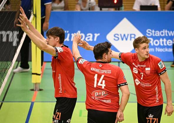 Volleyball 2. Bundesliga Saison 2023 2024 TV Rottenburg - TV Buehl 13.04.2024 Jan Huber, Oliver Knobelspiess und Timon Schippmann (v.li, alle TV Rottenburg)