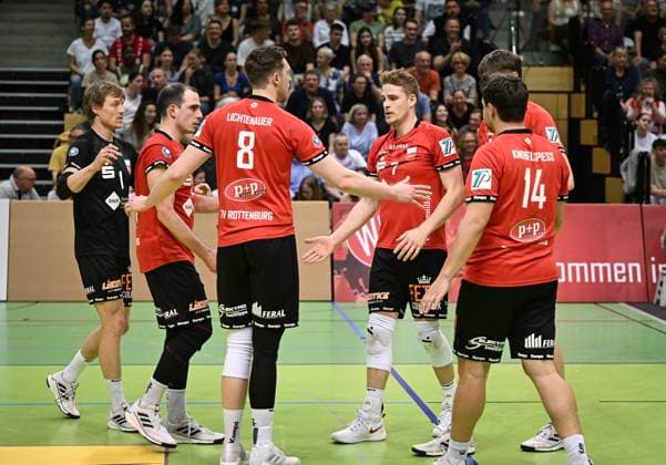 Volleyball 2. Bundesliga Saison 2023 2024 TV Rottenburg - TV Buehl 13.04.2024 Teamkreis TV Rottenburg, nachdenklich; Dirk Mehlberg, Moritz Rauber, Niklas Lichtenauer, Timon Schippmann und Oliver Knobelspiess (v.li.)