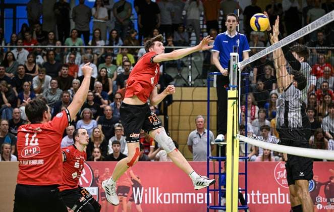 Volleyball 2. Bundesliga Saison 2023 2024 TV Rottenburg - TV Buehl 13.04.2024 Jan Huber (Mitte, TV Rottenburg) beobachtet von Moritz Rauber (li, TV Rottenburg)