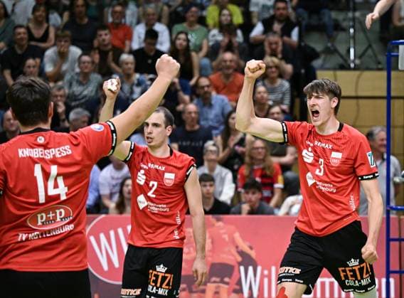 Volleyball 2. Bundesliga Saison 2023 2024 TV Rottenburg - TV Buehl 13.04.2024 JUBEL TV Rottenburg; Jan Huber, Moritz Rauber und Oliver Knobelspiess (v.re.)
