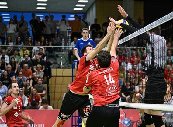 Volleyball 2. Bundesliga Saison 2023 2024 TV Rottenburg - TV Buehl 13.04.2024 Block TV Rottenburg; Co-Trainer Felix Weber (Mitte li) und Oliver Knobelspiess (Mitte re) beobachtet von Moritz Rauber (li, TV Rottenburg)