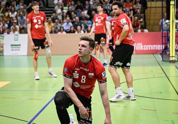 Volleyball 2. Bundesliga Saison 2023 2024 TV Rottenburg - TV Buehl 13.04.2024 Enttaeuschung TV Rottenburg; Niklas Lichtenauer (vorn)