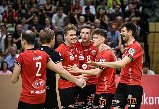 Volleyball 2. Bundesliga Saison 2023 2024 TV Rottenburg - TV Buehl 13.04.2024 JUBEL TV Rottenburg; Moritz Rauber, Dirk Mehlberg, Timon Schippmann, Niklas Lichtenauer, Aurel Sprenger und Co-Trainer Felix Weber (v.li.)