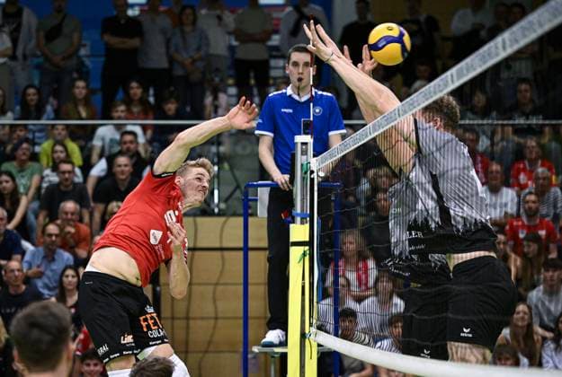 Volleyball 2. Bundesliga Saison 2023 2024 TV Rottenburg - TV Buehl 13.04.2024 Timon Schippmann (li, TV Rottenburg)