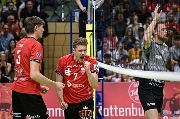 Volleyball 2. Bundesliga Saison 2023 2024 TV Rottenburg - TV Buehl 13.04.2024 JUBEL TV Rottenburg; Timon Schippmann (Mitte) und Jan Huber (li)