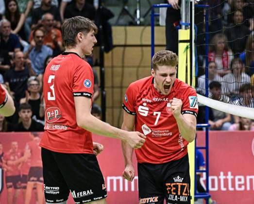 Volleyball 2. Bundesliga Saison 2023 2024 TV Rottenburg - TV Buehl 13.04.2024 JUBEL TV Rottenburg; Timon Schippmann (li) und Jan Huber (li)