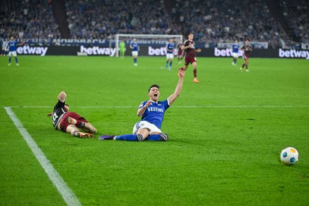 13.04.2024, Fussball, 2. Bundesliga, 29. Spieltag Saison 2023 2024, FC Schalke 04 - 1. FC Nuernberg, Yusuf Kabadayi (FC Schalke 04) (l) wird von Jannes Horn (1. FC Nürnberg) gefoult. Anschließend gibt es Elfmeter. xRHR-FOTO TKx