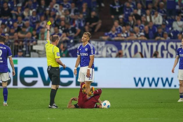 13.04.2024, Fussball, 2. Bundesliga, 29. Spieltag, Saison 2023 2024, FC Schalke 04 - 1. FC Nuernberg, Keke Topp (FC Schalke 04) sieht die gelbe Karte. Gelsenkirchen Veltins Arena NRW Deutschland xRHR-FOTO TRx