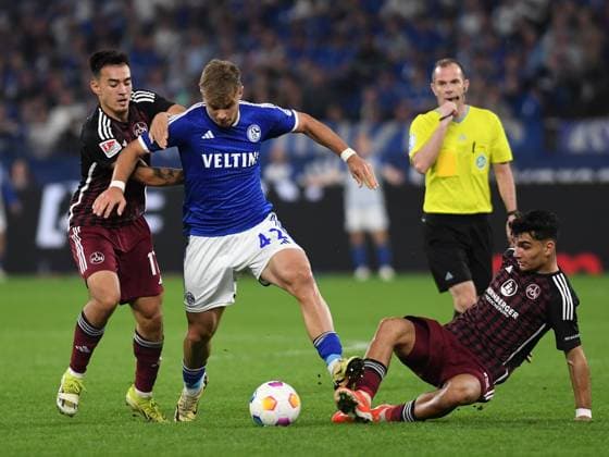 13.04.2024, Gelsenkirchen, Germany, VELTINS-Arena, FC Schalke 04 vs 1. FC Nuernberg - 2. Bundesliga, Jens Castrop (1. FC Nuernberg), Keke Topp (FC Schalke 04) und Can Uzun (1. FC Nuernberg) im Zweikampf (Foto Ralf Treese) DFB DFL REGULATIONS PROHIBIT ANY USE OF PHOTOGRAPHS AS IMAGE SEQUENCES AND OR QUASI-VIDEO. Gelsenkirchen VELTINS-Arena North Rhine-Westphalia Germany