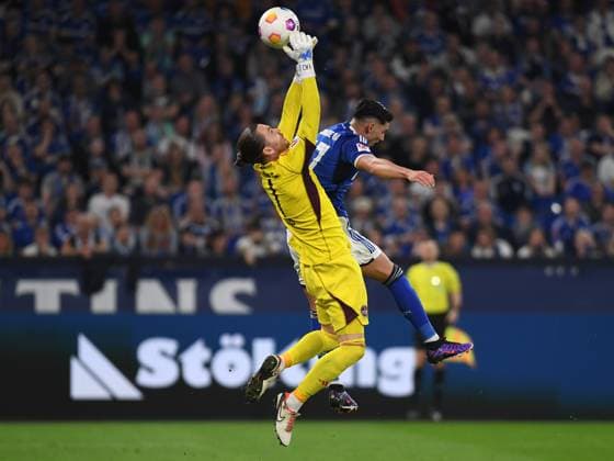 13.04.2024, Gelsenkirchen, Germany, VELTINS-Arena, FC Schalke 04 vs 1. FC Nuernberg - 2. Bundesliga, Torwart Carl Klaus (1. FC Nuernberg) und Yusuf Kabadayi (FC Schalke 04) im Zweikampf (Foto Ralf Treese) DFB DFL REGULATIONS PROHIBIT ANY USE OF PHOTOGRAPHS AS IMAGE SEQUENCES AND OR QUASI-VIDEO. Gelsenkirchen VELTINS-Arena North Rhine-Westphalia Germany