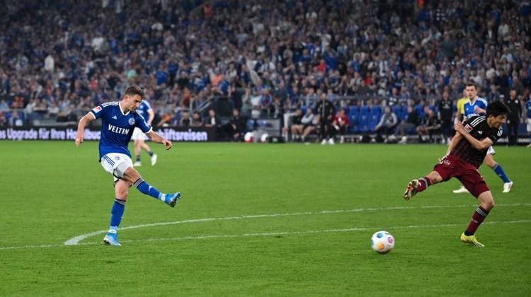 Paul Seguin (FC Schalke 04), li., erzielt das Tor zum 2:0 13.04.2024, Fussball Saison 2023 2024, 2. Bundesliga, 29. Spieltag, FC Schalke 04 - 1. FC Nürnberg Gelsenkirchen Veltins Arena Nordrhein Westfalen Deutschland